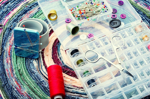 výber farebných nití a vzoriek